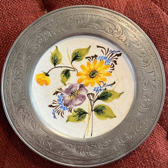 Pewter floral plate - Picture 1 of 2